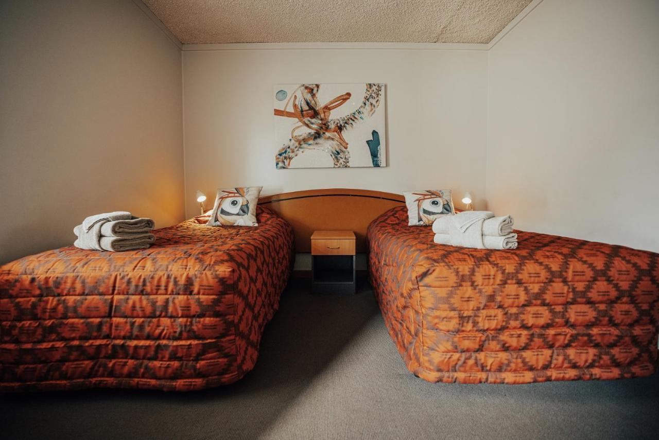 Seasons Hotel Нюман Екстериор снимка
