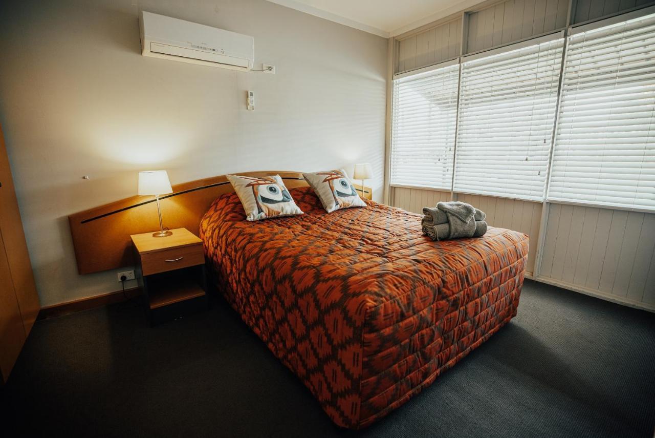 Seasons Hotel Нюман Екстериор снимка